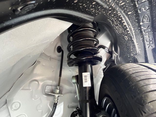 お車を安心してお乗りいただく為には、足回りの定期点検が欠かせません。サービスサポート（有償保証）では無料点検もご提供しており、安心のカーライフをお過ごしいただけるサポート体制が整っています。