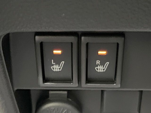 【シートヒーター】寒い日に重宝するシートヒーター！エアコンより早く温まってくれるので寒がりの人も安心ですね♪エアコンの温風は乾燥するから苦手、という方にもをおすすめです。
