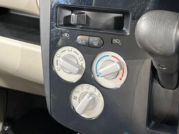 寒い冬も暑い夏も全席に快適な空調を届けてくれる、ダイヤル式エアコンを装備♪