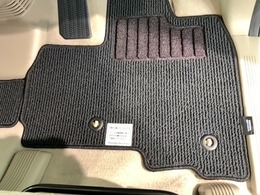 新品の純正フロアマット付きです。ドライブの際に気分良く乗って頂けます。