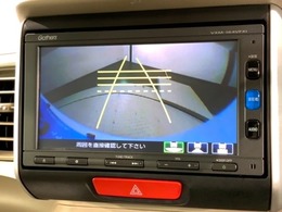 リバースギアに入れるだけで後方の表示へ切り替わります。夜間や雨の日の駐車も楽になりますよ。