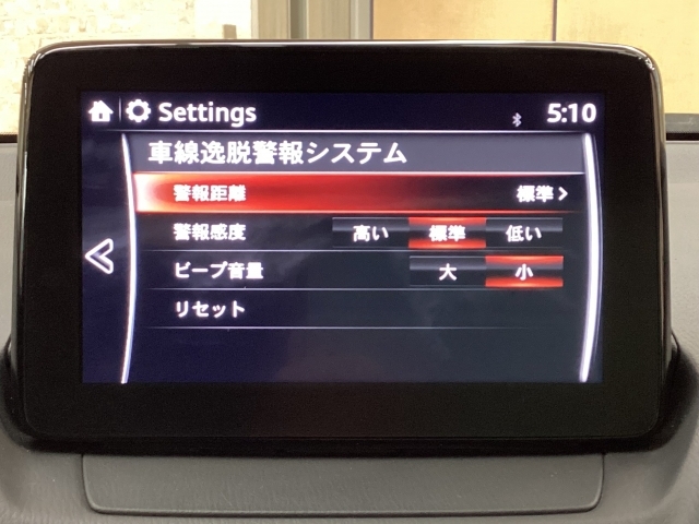 走行している車線を車両が検知、車線を逸脱する可能性があると逸脱を警告する車線逸脱警報システムを装備。