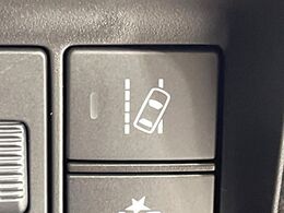 【車線逸脱警報】道路上の白（黄）線を認識し、意図せず走行中の車線からはみ出しそうになった時、メーター内の警告灯とブザーで注意喚起してくれる安心・安全機能です♪