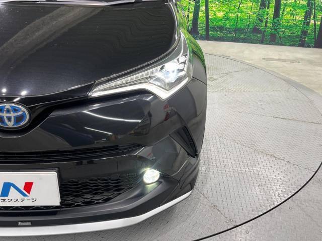 【LEDヘッドライト】悪天候や夜間走行時も良好な視界を確保し安心して運転できる高輝度LEDヘッドライトを装備！点灯速度が早く、消費電力も抑えられています。