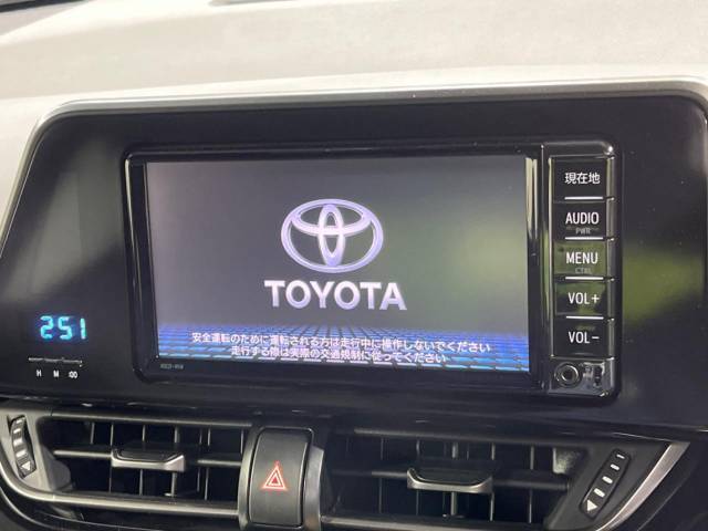 【純正ナビ】人気の純正ナビを装備。オーディオ機能も充実しており、Bluetooth接続すればお持ちのスマホやMP3プレイヤーの音楽を再生可能！毎日の運転がさらに楽しくなります！！
