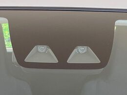 【スマートアシスト】走行中に前方の車両等を認識し、衝突しそうな時は警報とブレーキで衝突回避と被害軽減をアシスト。より安全にドライブをお楽しみいただけます。