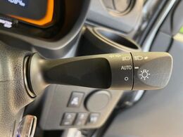 【オートライト】周りの明るさに応じて自動でヘッドライトの点灯・消灯ができる機能です！ライトの付け忘れ・消し忘れなどが無くなり、雨の日や夕方の走行も安心！トンネル通過時も便利ですね♪
