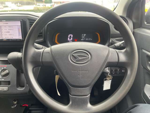 ハンドルの写真です！車内もキレイにクリーニングしています！Webサイトでは動画も配信中♪ → https://asukapeople.com/　他の画像が見たい場合は是非お問合せ下さい！