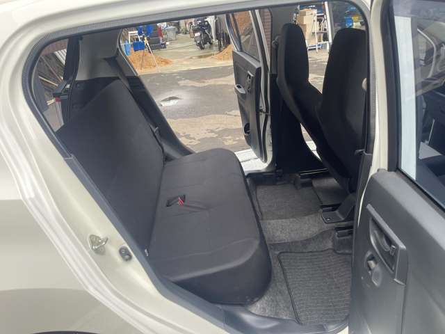 後部座席の写真です！車内もキレイにクリーニングしています！Webサイトでは動画も配信中♪ → https://asukapeople.com/　他の画像が見たい場合は是非お問合せ下さい！