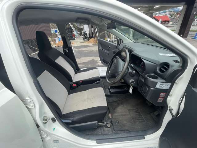 運転席の写真です！車内もキレイにクリーニングしています！Webサイトでは動画も配信中♪ → https://asukapeople.com/　他の画像が見たい場合は是非お問合せ下さい！