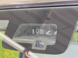 【スズキ　セーフティサポート】走行中に前方の車両等を認識し、衝突しそうな時は警報とブレーキで衝突回避と被害軽減をアシスト。より安全にドライブをお楽しみいただけます。