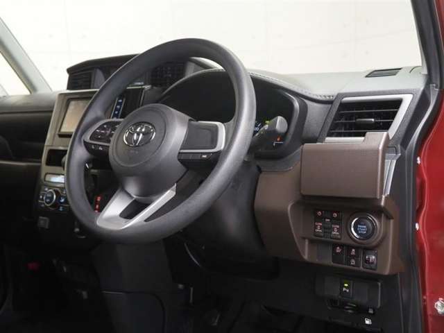運転席の様子です。見通しの良いすっきりとした内装で運転しやすい空間となっております！