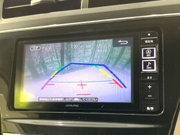 【バックカメラ】駐車時に後方がリアルタイム映像で確認できます。大型商業施設や立体駐車場での駐車時や、夜間のバック時に大活躍！運転スキルに関わらず、今や必須となった装備のひとつです！