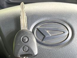 【キーレス】少し離れた場所からでもボタン一つでドアの開錠・施錠ができるのでとっても便利！ドアの鍵穴周りに傷をつけることもありません♪