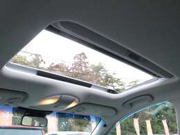 希少メーカーOPのサンルーフを装備☆車内の換気にとても便利で採光性にも優れていますしなにより開放感と高級感がありますね☆後付けできない装備ですのでぜひ装着車をお勧めいたします☆
