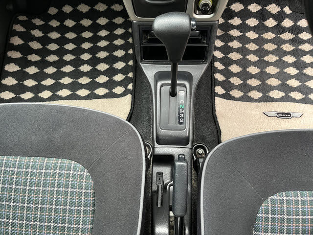内装はルームクリーニング（室内清掃）後の納車となります♪♪　外装ももちろん磨き後の納車となります！！　プロスタッフがまごころ込めて仕上げます！！