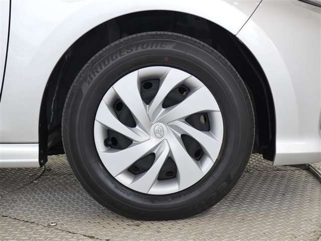 純正ホイールキャップ装着車です。クルマのデザインとマッチしています♪