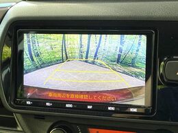【バックカメラ】駐車時に後方がリアルタイム映像で確認できます。大型商業施設や立体駐車場での駐車時や、夜間のバック時に大活躍！運転スキルに関わらず、今や必須となった装備のひとつです！