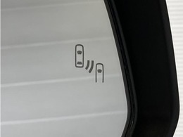 車線変更時の後方確認をアシストしてくれるブラインドスポットモニター！ドアミラーの死角を検知してくれるから車線変更もスムーズです。
