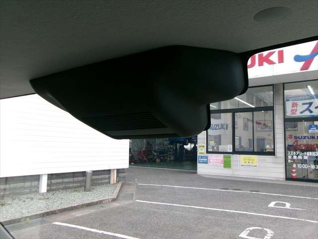 【整備工場完備】当店では近畿運輸局から認可を受けた整備工場を完備しております！オクルマの整備は全て当店でご対応可能です！国家資格を保有した整備士も常駐しておりますのでご安心して整備をお受け頂けます！