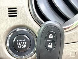 【キーレススタートシステム】カバンやポケットに入れたままでもドアの施錠・解錠が可能なスマートキーを装備。エンジンのオン・オフ時もカギを取り出す必要が無いからとっても便利です♪