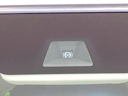 【ホンダセンシング】走行中に前方の車両等を認識し、衝突しそうな時は警報とブレーキで衝突回避と被害軽減をアシスト。より安全にドライブをお楽しみいただけます。