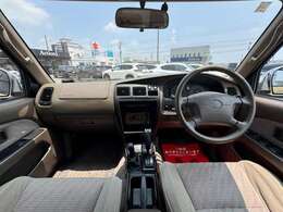 【室内】コックピット。車内もキレイで嫌な臭いもありません！ご納車後の臭いが付きにくくなる「空気触媒コーティング」もあります。