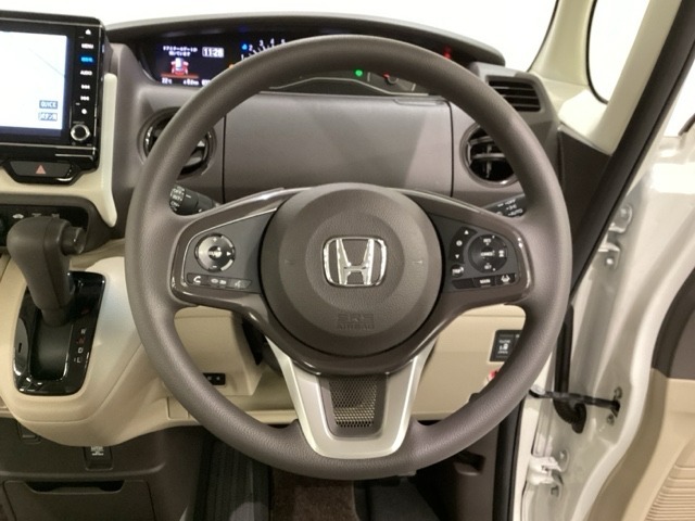 ハンドルにHondaセンシング系のクルーズコントロールやレーンキープアシストなどのスイッチと、オーディオの操作スイッチが装備されています。ハンドルから手を離さず安全に操作できます。