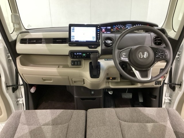 車内は光触媒抗菌消臭施工済です。インパネ周りはスタイリッシュなデザインで機能や装備も充実しています。グローブボックスやカップホルダーのほかにトレーなどたくさんの収納スペースが付いています。