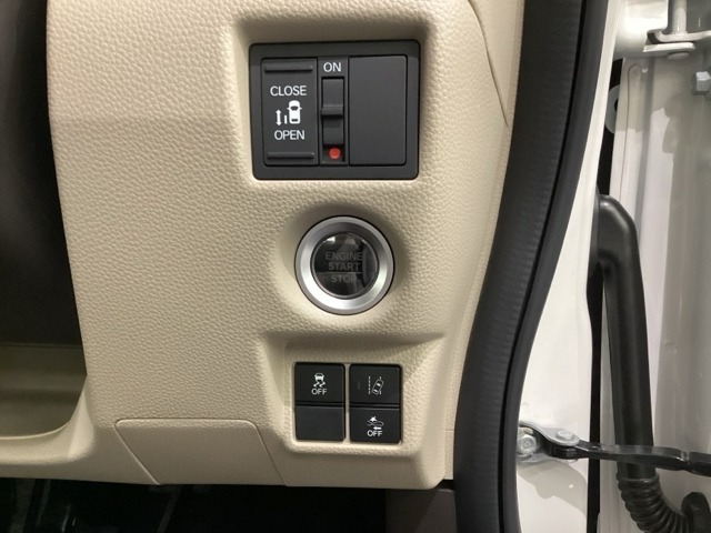 左側電動スライドドアは運転席から操作ができるよう、操作スイッチが付いています。Hondaセンシング用のVSA解除とレーンキープアシストシステムなどのメインスイッチも装備しています。