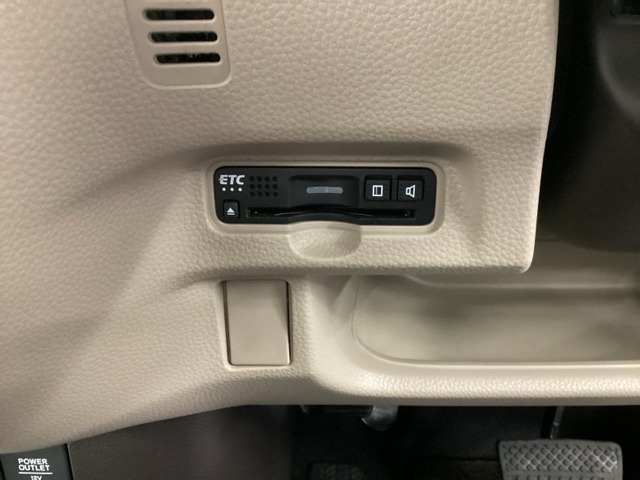 ハンドルの左下にETCがついています。高速道路の料金所の通過も楽々です。　カードの取り出しもしやすい場所についています。