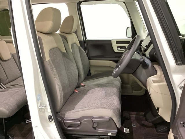 女性でも運転がしやすいように、シートの高さ調整機能（シートリフター）がついています。運転席と助手席の間が空いている為、助手席側への移動がスムーズです。交通量の多い道でも助手席側から乗り降りができます。