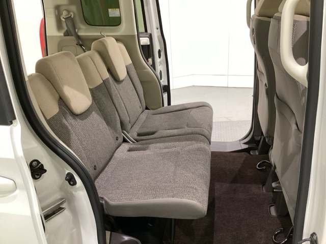 リアシートは左右分割で倒して車いすの収納スペースを作り出すシートです。乗り降りに便利なアシストグリップがセンターピラーにあります。また、低床フロアなので車内への乗り込みが楽々です。