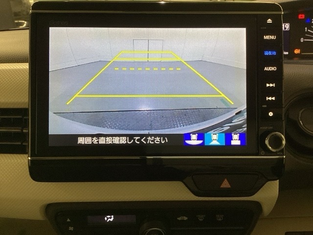 バックでの車庫入れも安心です！　リアカメラが付いているバックモニター付のナビを装備しております。操作線もついており距離感も画面から確認できます。