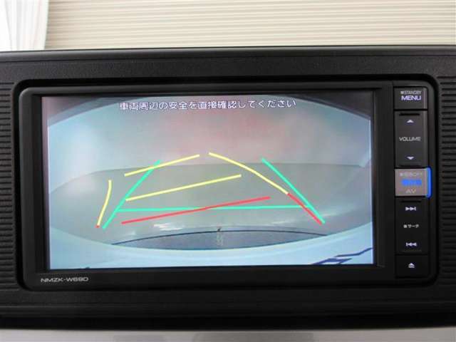 バックガイドモニターで、後方を確認しながら安心して駐車することができます。