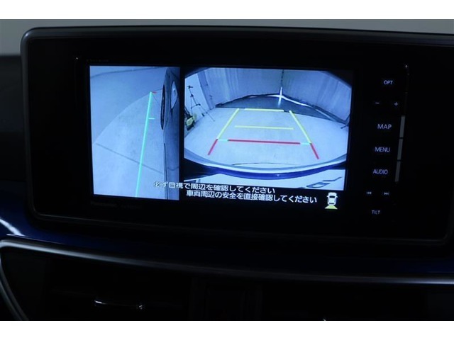 ガイドラインが表示されるバックカメラが付いているので、車庫入れが苦手な方でも安心です