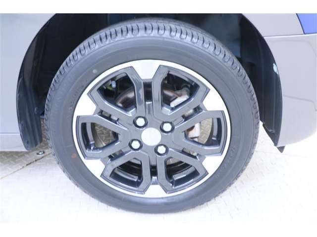 足元をぐっと引き締めるアルミホイール！タイヤサイズは165/60R15