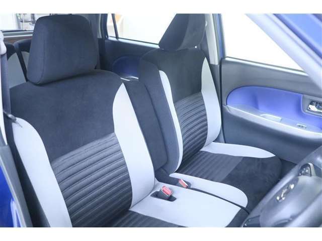 運転席シートはご覧の通り。ベンチシートなのでゆったりとお乗りいただけますよ
