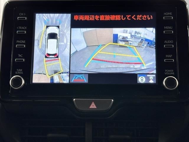 パノラミックビューモニターシステムが付いているので車の上から見た映像が確認できますよ。　一目で車両周辺の情報を確認できますが、直接安全をご確認下さい。