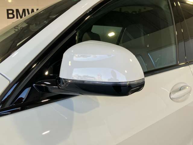 自動防眩　ヒーター内臓　LEDウィンカー内臓ドアミラー　自動防眩はミラーに無段階に反射率を調整し後続車の眩しいライト反射を軽減し夜間の安全な運転に貢献します。