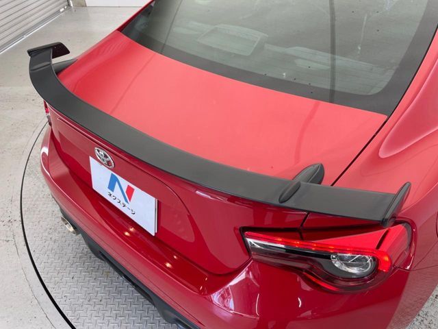【リヤスポイラー】スポーツカーらしさがグッと引き立つ大型リヤスポイラーを装着♪高速走行時のスタビリティ（走行安定性）向上に役立ちます。