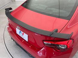 【リヤスポイラー】スポーツカーらしさがグッと引き立つ大型リヤスポイラーを装着♪高速走行時のスタビリティ（走行安定性）向上に役立ちます。