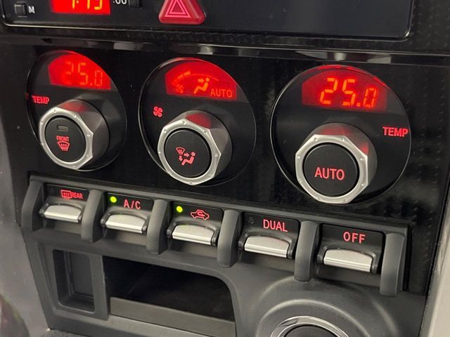 【左右独立型フルオートエアコン】運転席と助手席でそれぞれお好みの温度に設定可能。同乗者にも配慮した、快適な空調をお届け致します。