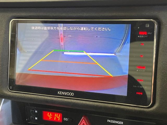 【バックカメラ】駐車時に後方がリアルタイム映像で確認できます。大型商業施設や立体駐車場での駐車時や、夜間のバック時に大活躍！運転スキルに関わらず、今や必須となった装備のひとつです！