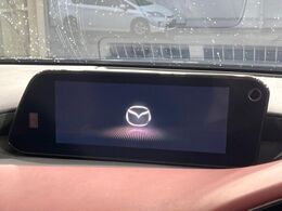 【マツダコネクトナビ】車内の雰囲気にマッチした一体型タイプのナビ。各種車輌設定やBluetooth再生等、様々な機能が楽しめます。直感的なダイヤル操作が可能で、使い勝手も良好です。