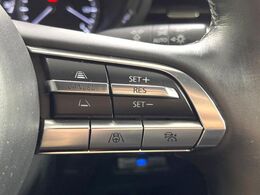 【マツダ・レーダークルーズコントロール】高速道路での長距離走行が楽に！自動で速度を保つクルーズコントロールが、衝突軽減システムと連携し、前方の車両を感知して車間を保つように速度調節してくれます！！