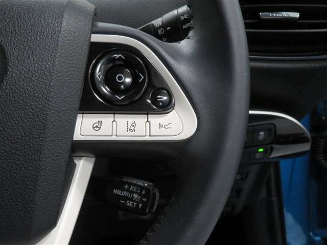ステアリングホイール右側　メーター操作スイッチ、ステアリングヒータースイッチ、LDAスイッチ、車間距離切替スイッチ。ハンドルから手を離さなくても操作ができます！