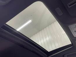 開放感あふれるドライブをお楽しみいただけるサンルーフを装備。天気の良い日にサンルーフを開けると気分が高まりますね！