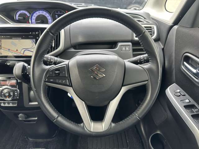 車で触れる機会の多いハンドル、クリーニング済みで綺麗ですよ！スタイリッシュで洗練されたハンドル周り。実際に乗ってみたいと思いませんか？