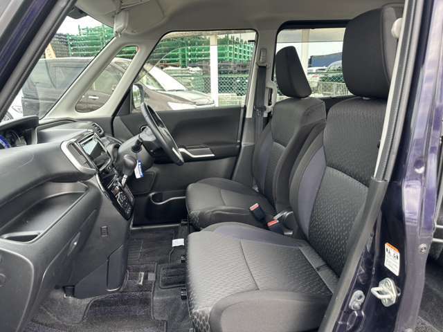 フロントシート☆　まずは運転席ですがゆったり広々空間で、視認性も操作性も良い1台です（＾＿-）-☆助手席には収納数も多く容量もしっかり確保されています（＾＾）運転席、助手席共に綺麗に保たれています☆